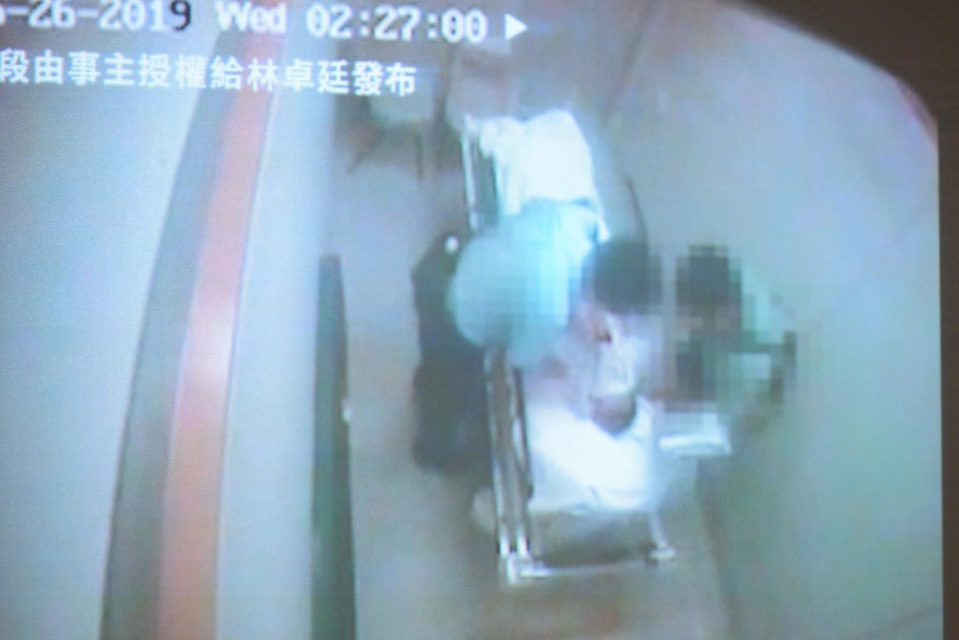 根據醫院閉路電視片段,事主被兩名軍裝警員多次虐打。
