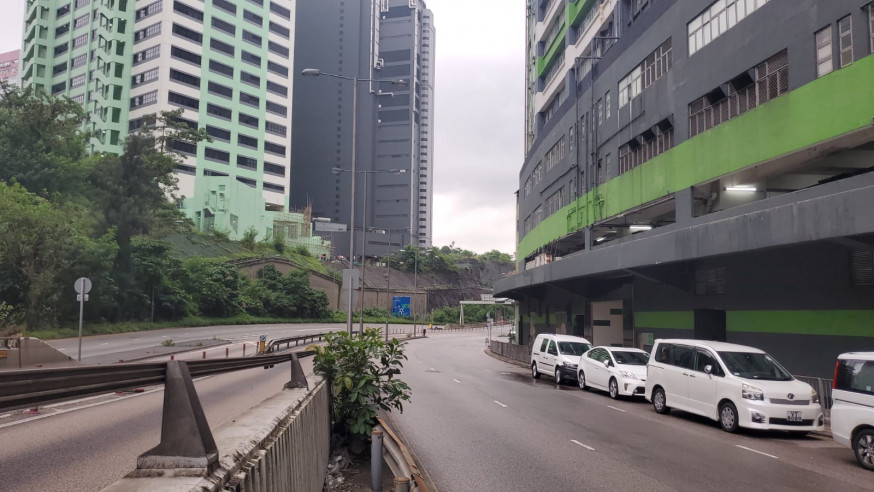 警方封路,EOD人員完成第二次引爆。