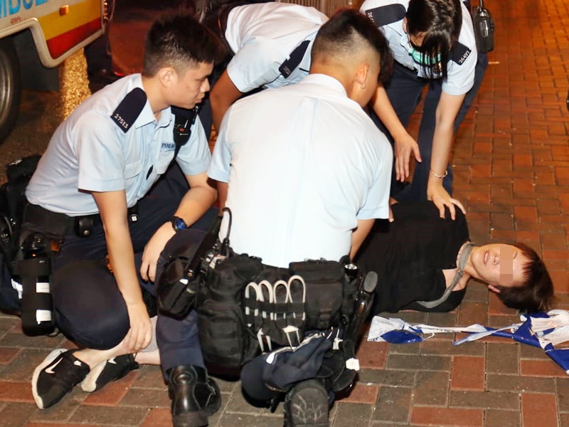 47歲女事主情緒激動並不合作,警員將她按地制服。