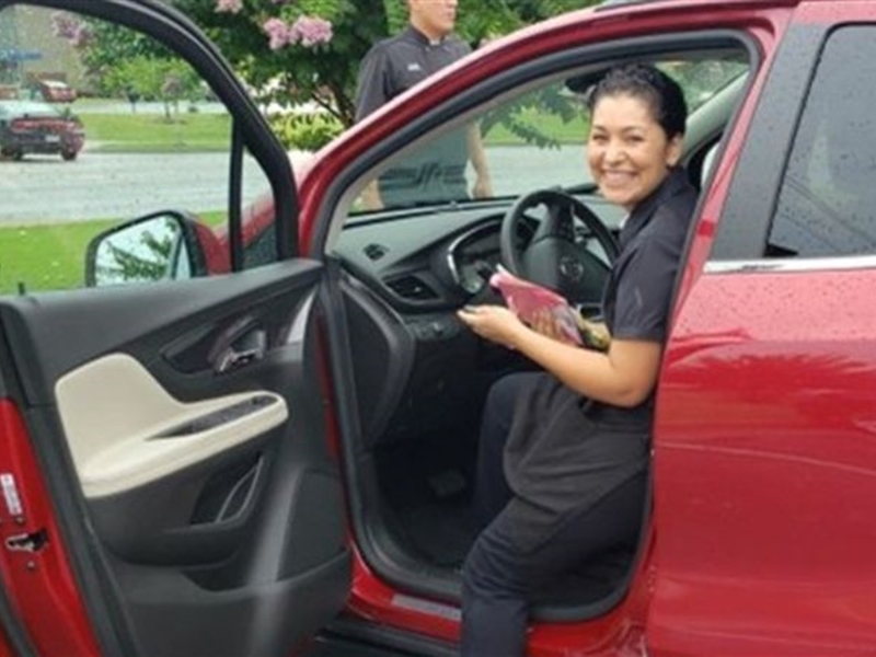 阿肯色州一名女服務員意外獲兩名常客贈與一輛汽車當作小費。網圖