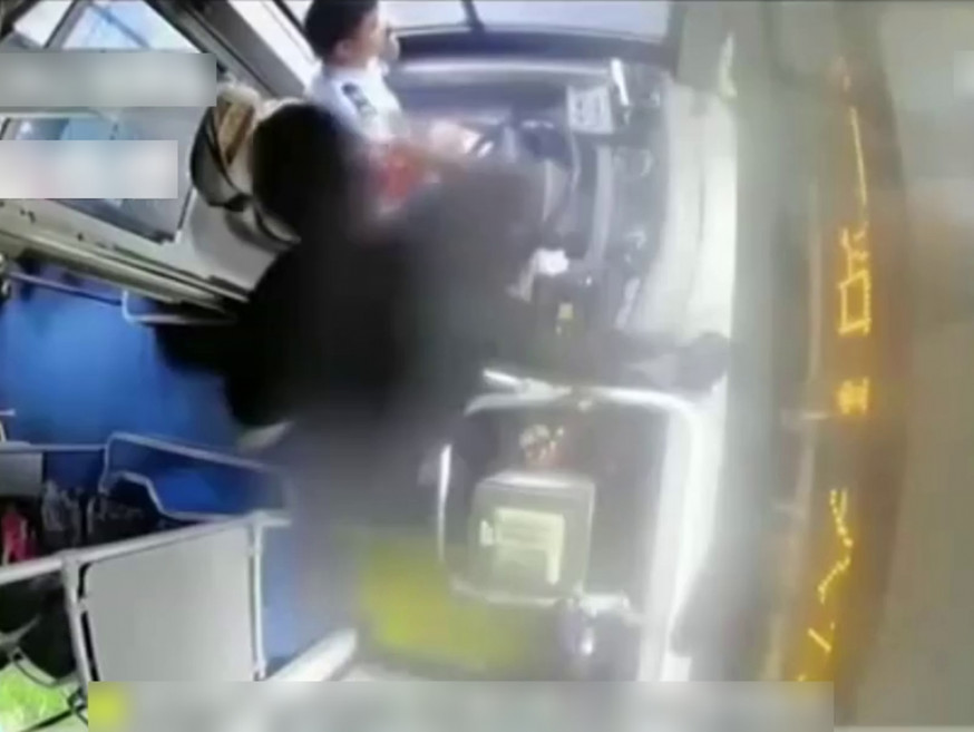 女乘客14秒暴打司機21次,巴士司機打不還手。(網圖)