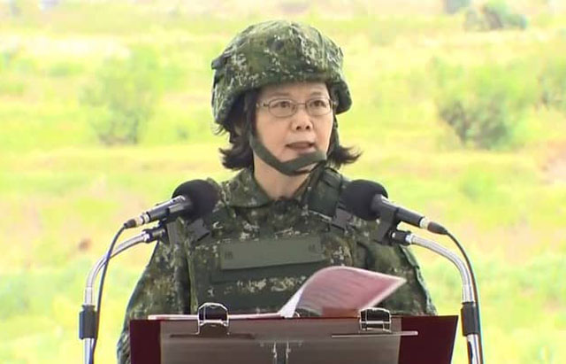 總統蔡英文戴上頭盔,穿上迷彩軍服,到場視察。 台軍方社交網站截圖