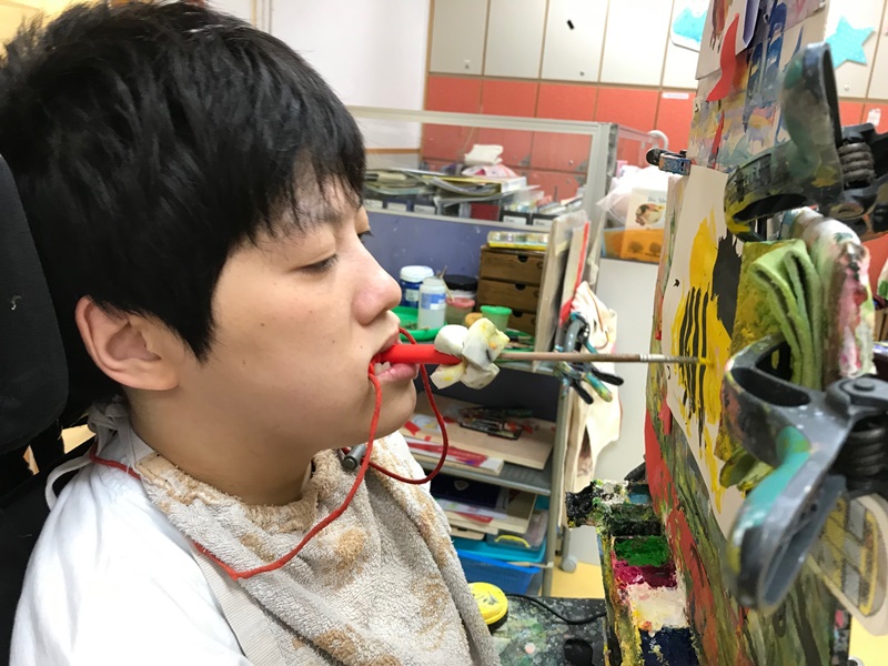 李雪青以口代手繪畫出美麗世界。