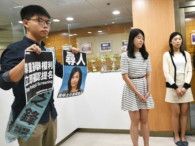 黃之鋒今早再到南區民政署辦公室,要求當區選舉主任馬周佩芬。