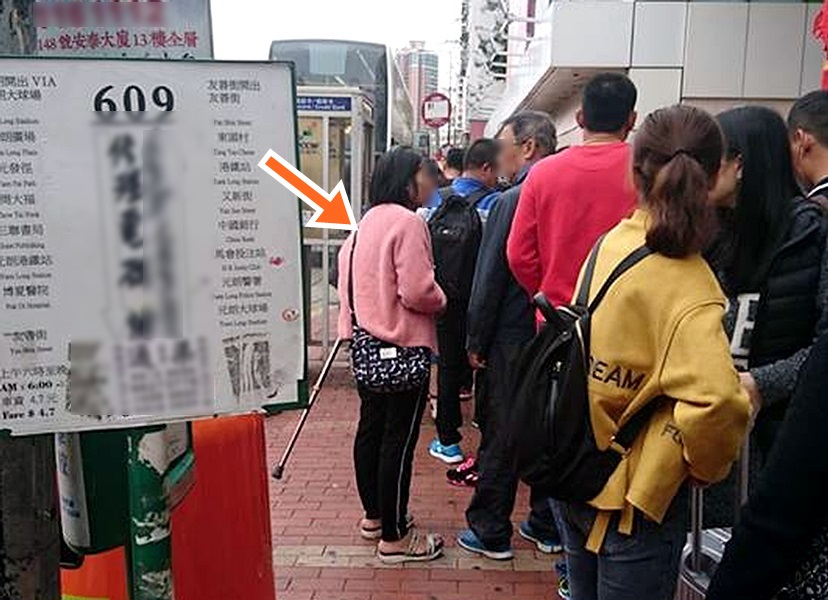 網民指昨日一名大媽(箭咀示)在元朗廣場巴士站,向候車乘客逐一拍背脊借錢。