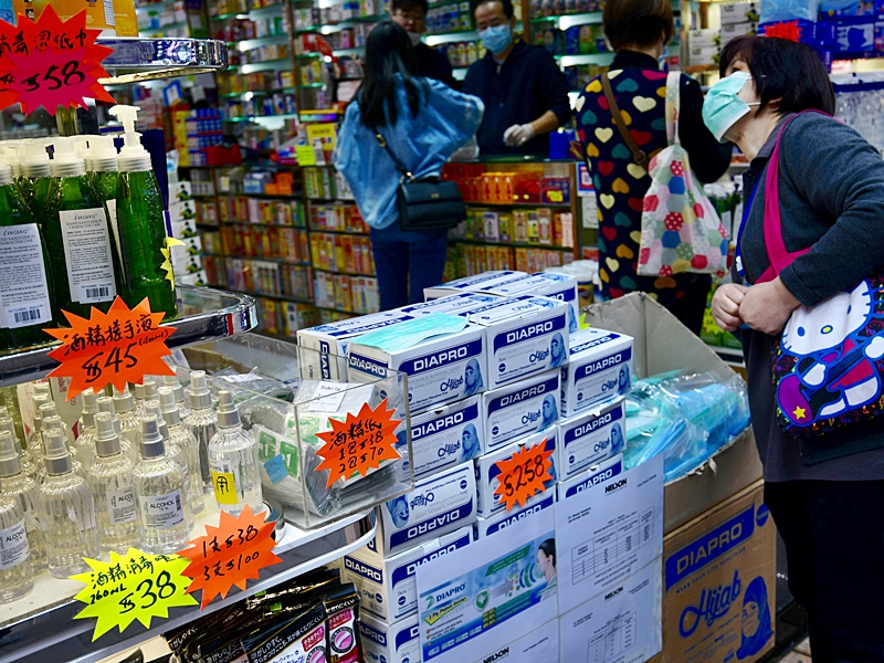 市面近日不缺外科口罩及消毒用品,市民毋須搶購。
